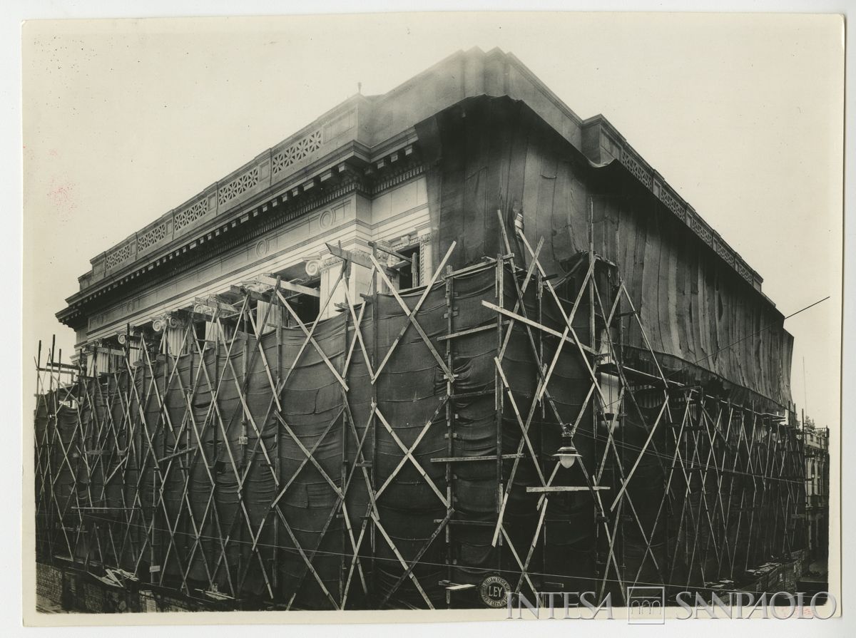 Banco Italiano, Lima: la sede di Calle Carrera quasi ultimata; smontaggio delle impalcature, 2 marzo 1929 (fotografo sconosciuto)