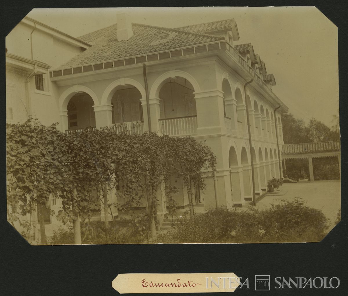 Istituto Canossiano italiano a Han-Kow (Cina), esterno dell'educandato, 1900 (fotografo sconosciuto)