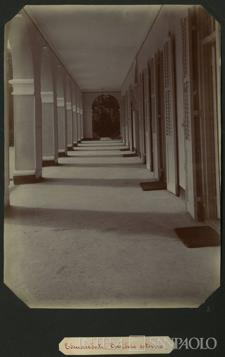 Istituto Canossiano italiano a Han-Kow (Cina), corridoio esterno dell'educandato, 1900 (fotografo sconosciuto)