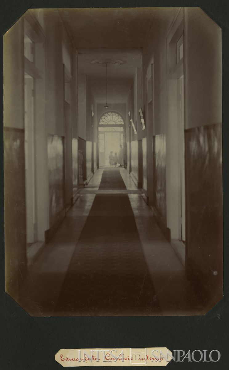 Istituto Canossiano italiano a Han-Kow (Cina), corridoio interno dell'educandato, 1900 (fotografo sconosciuto)