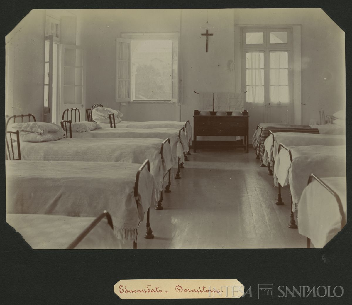 Istituto Canossiano italiano a Han-Kow (Cina), dormitorio dell'educandato, 1900 (fotografo sconosciuto)