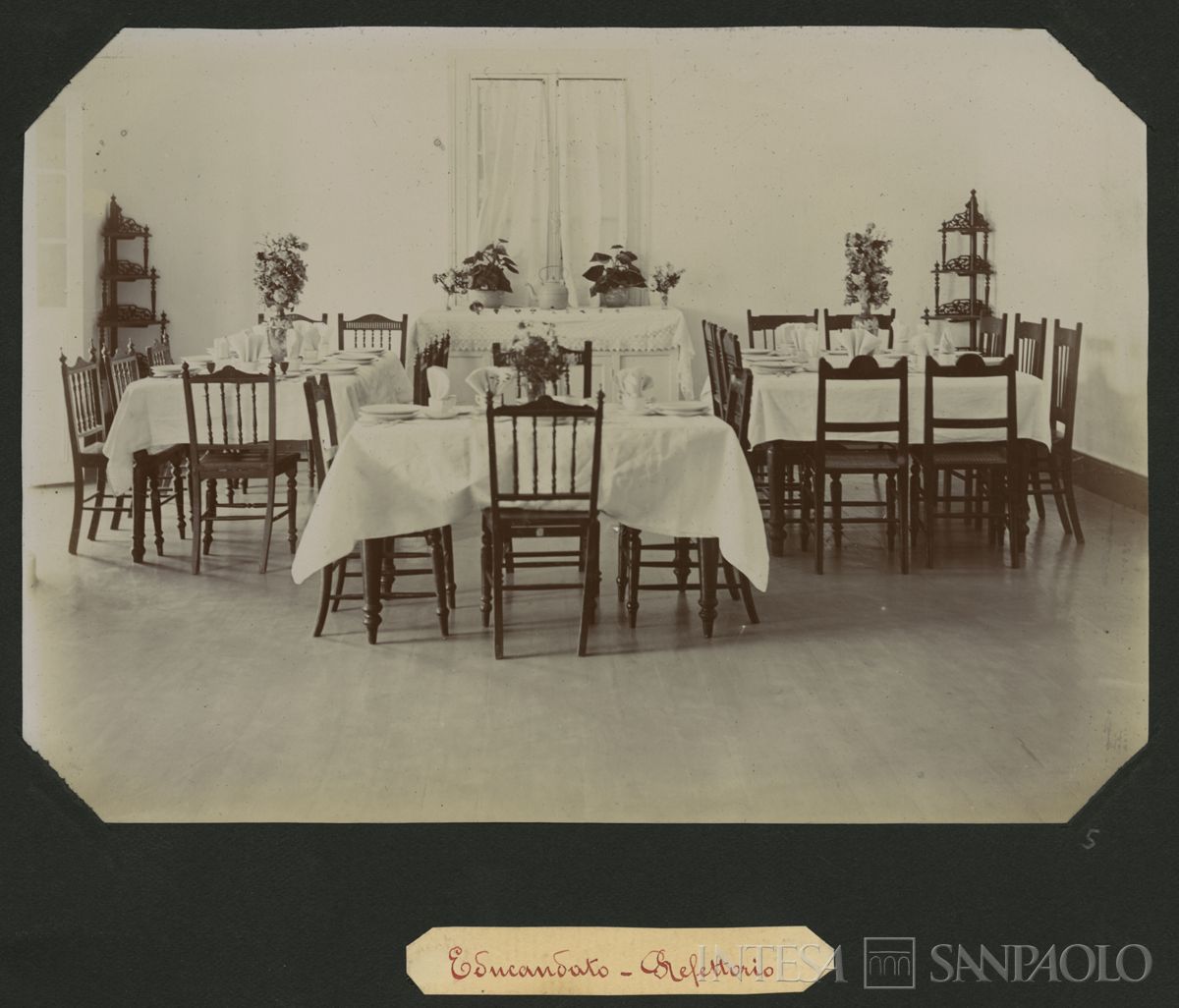 Istituto Canossiano italiano a Han-Kow (Cina), refettorio dell'educandato, 1900 (fotografo sconosciuto)