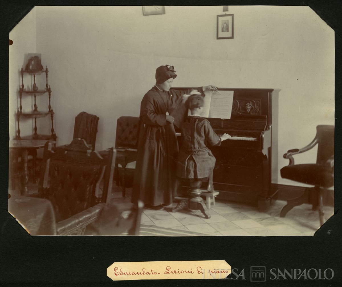 Istituto Canossiano italiano a Han-Kow (Cina), lezioni di piano all'educandato, 1900 (fotografo sconosciuto)