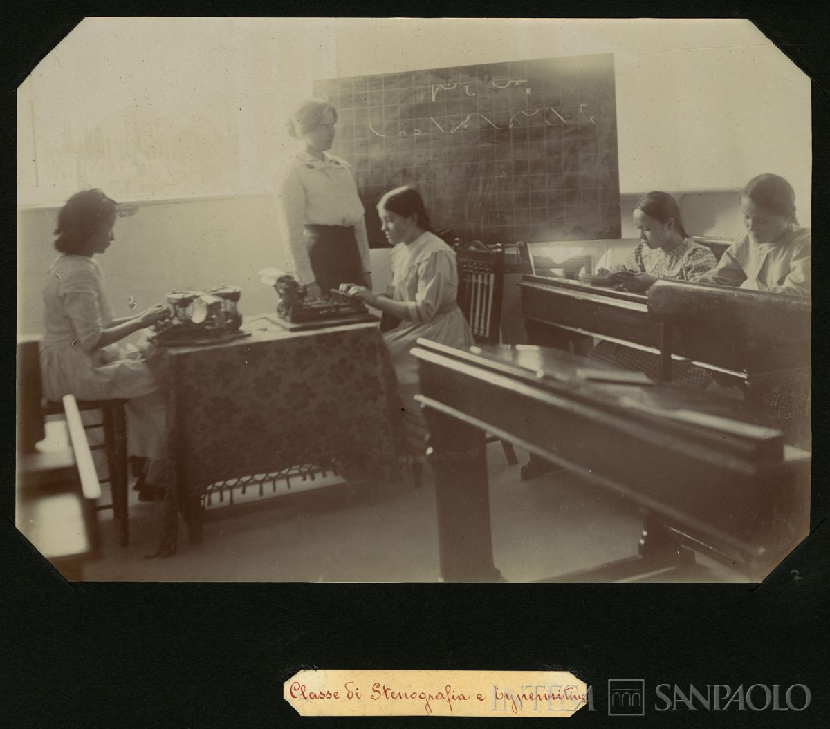 Istituto Canossiano italiano a Han-Kow (Cina), corso di stenografia e macchina da scrivere "typerwriting" all'educandato, 1900 (fotografo sconosciuto)