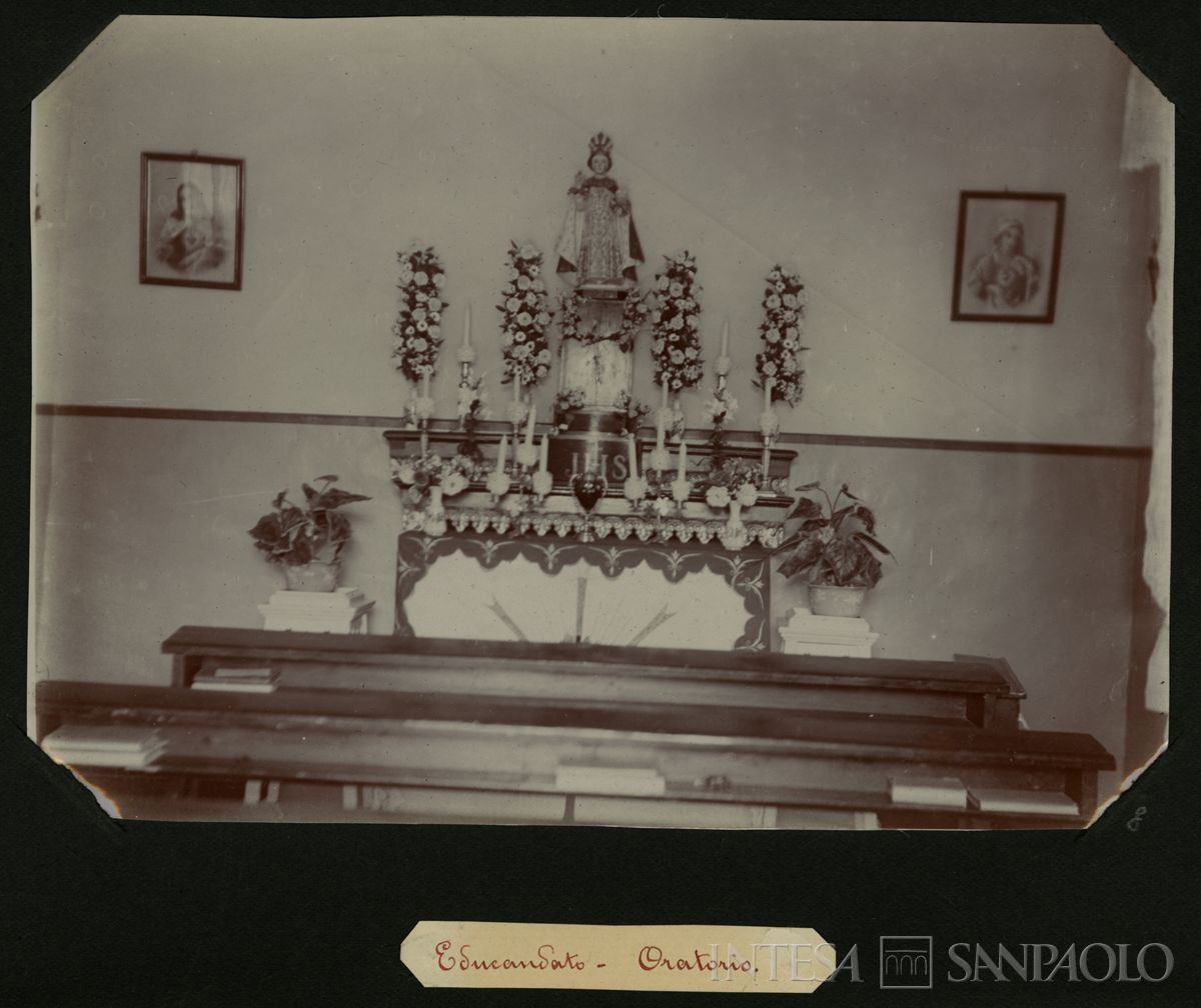 Istituto Canossiano italiano a Han-Kow (Cina), oratorio dell'educandato, 1900 (fotografo sconosciuto)