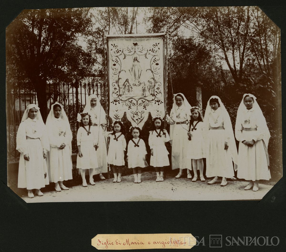 Istituto Canossiano italiano a Han-Kow (Cina), bambine e ragazze "figlie di Maria e angiolette", in abiti bianchi, all'aperto, 1900 (fotografo sconosciuto)