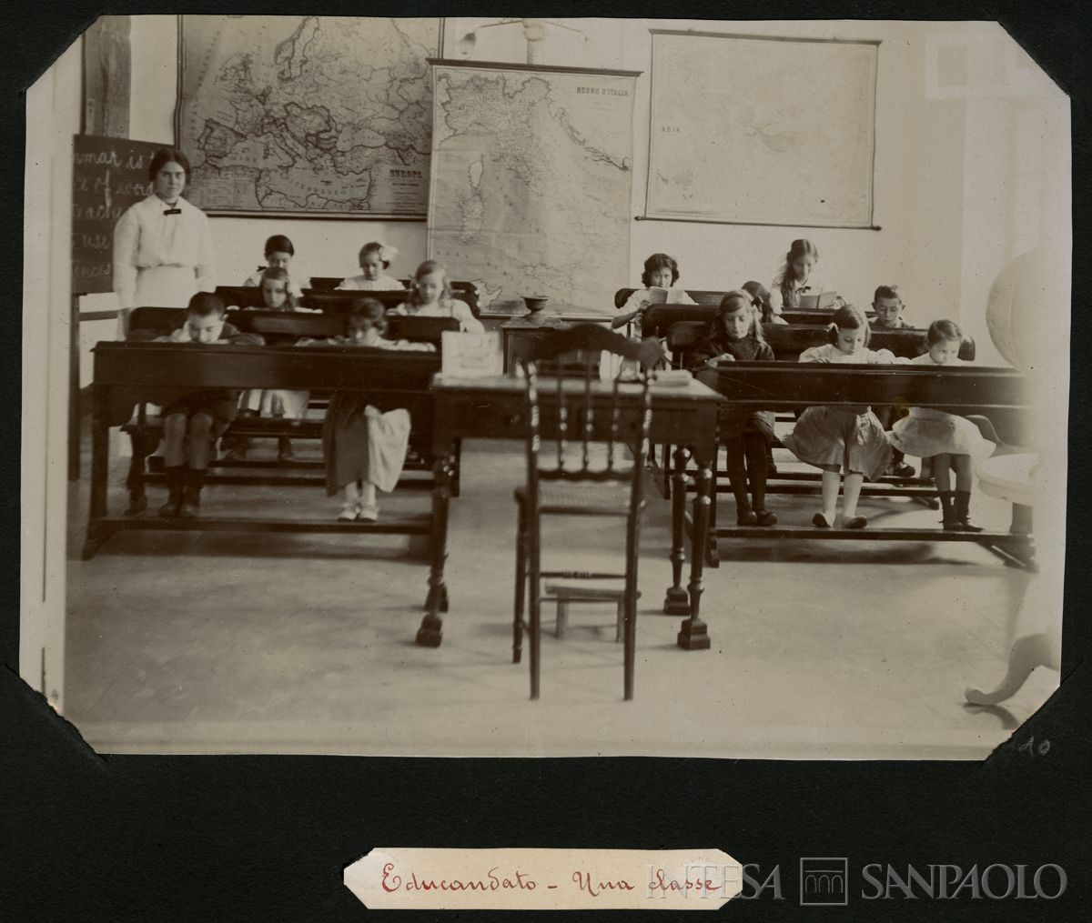 Istituto Canossiano italiano a Han-Kow (Cina), bambini ai banchi in una classe dell'educandato, 1900 (fotografo sconosciuto)