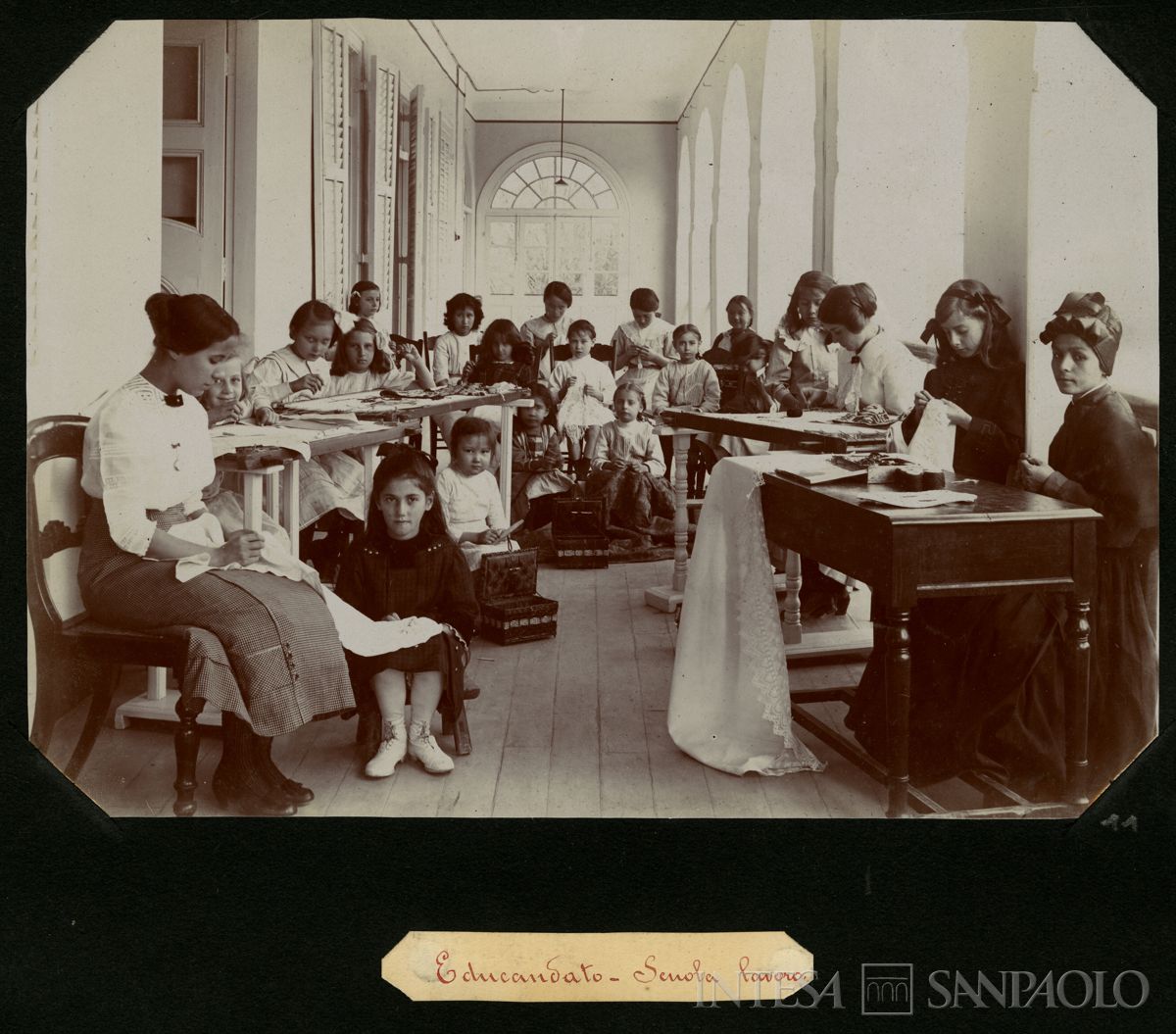 Istituto Canossiano italiano a Han-Kow (Cina), educandato: scuola lavoro con bambine e ragazze in attività di ricamo e cucito, 1900 (fotografo sconosciuto)