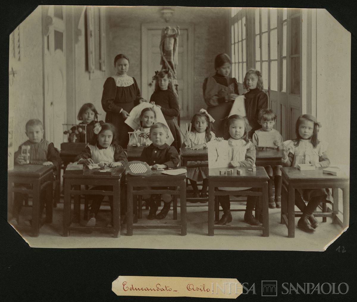 Istituto Canossiano italiano a Han-Kow (Cina), educandato: bambini di una classe d'asilo, 1900 (fotografo sconosciuto)