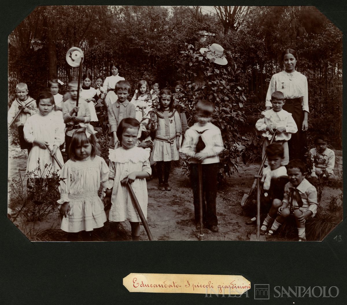 Istituto Canossiano italiano a Han-Kow (Cina), educandato: bambini in attività di giardinaggio, 1900 (fotografo sconosciuto)