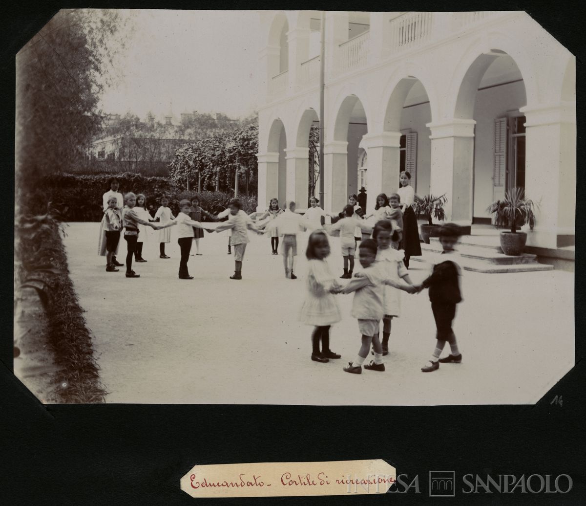 Istituto Canossiano italiano a Han-Kow (Cina), cortile per la ricreazione all'educandato, 1900 (fotografo sconosciuto)