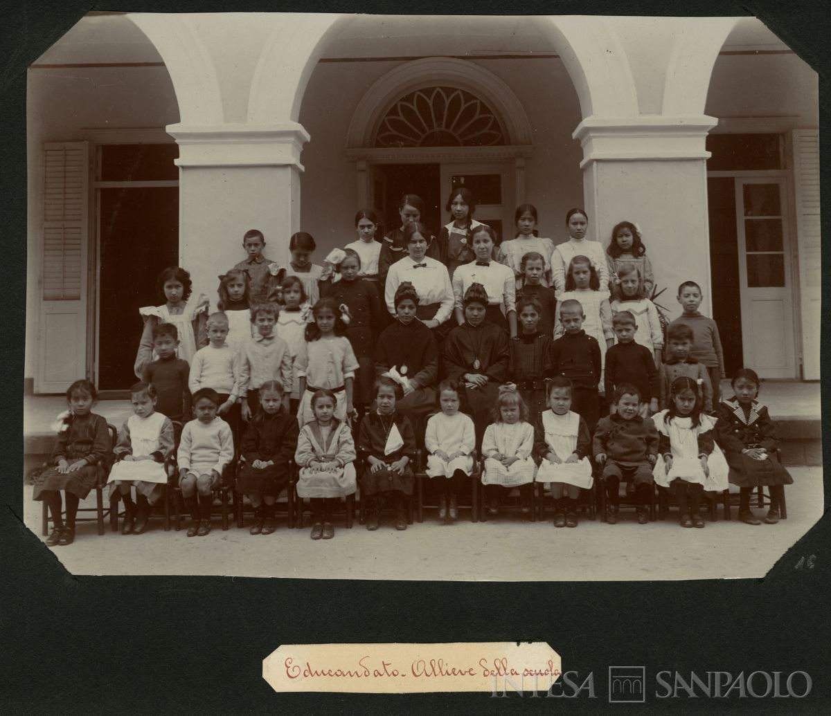 Istituto Canossiano italiano a Han-Kow (Cina), educandato: ritratto di gruppo bambine e ragazze, 1900 (fotografo sconosciuto)