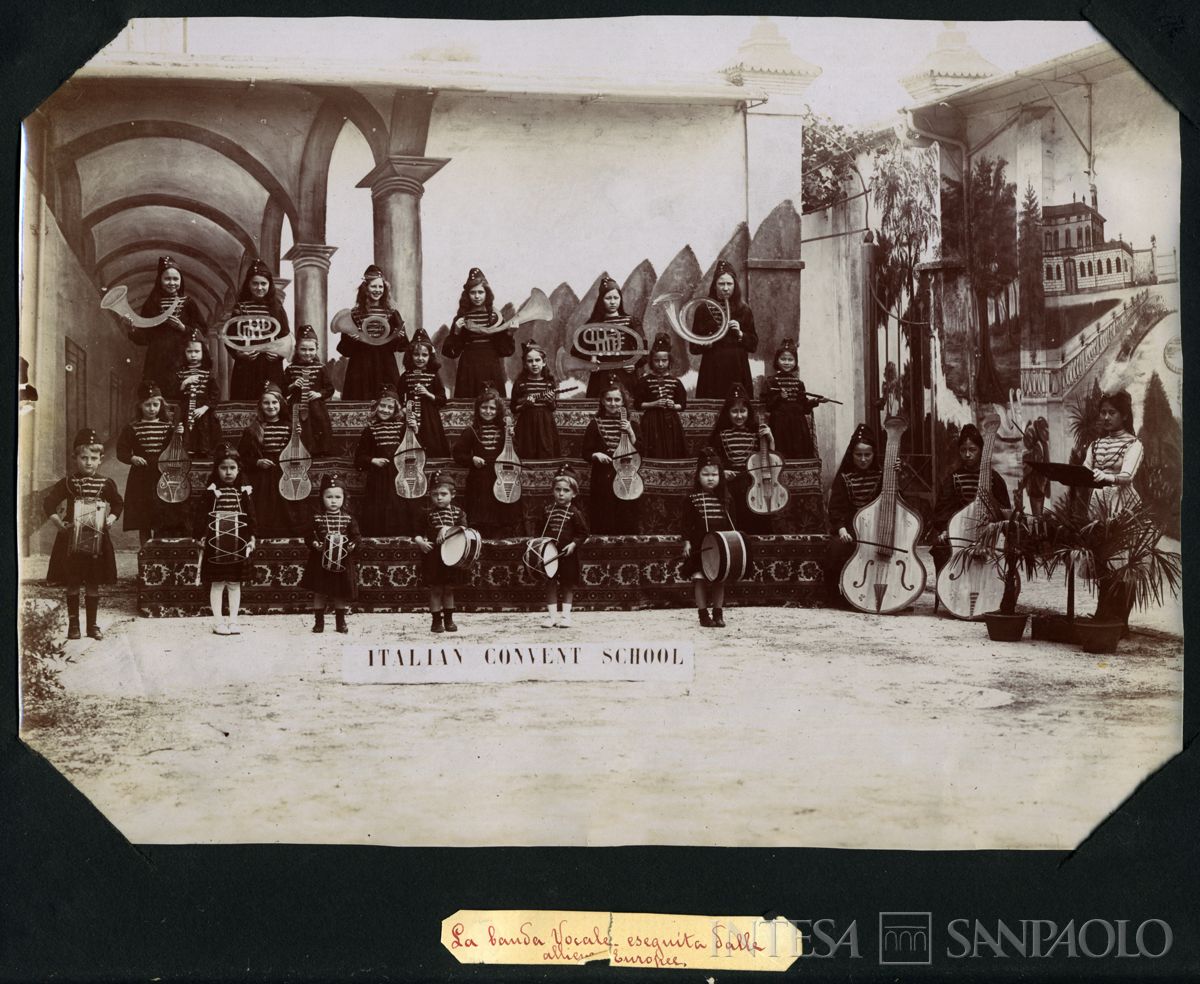 Istituto Canossiano italiano a Han-Kow (Cina), scuola italiana del convento: la banda musicale costituita da allieve europee in posa con gli strumenti, 1900 (fotografo sconosciuto)