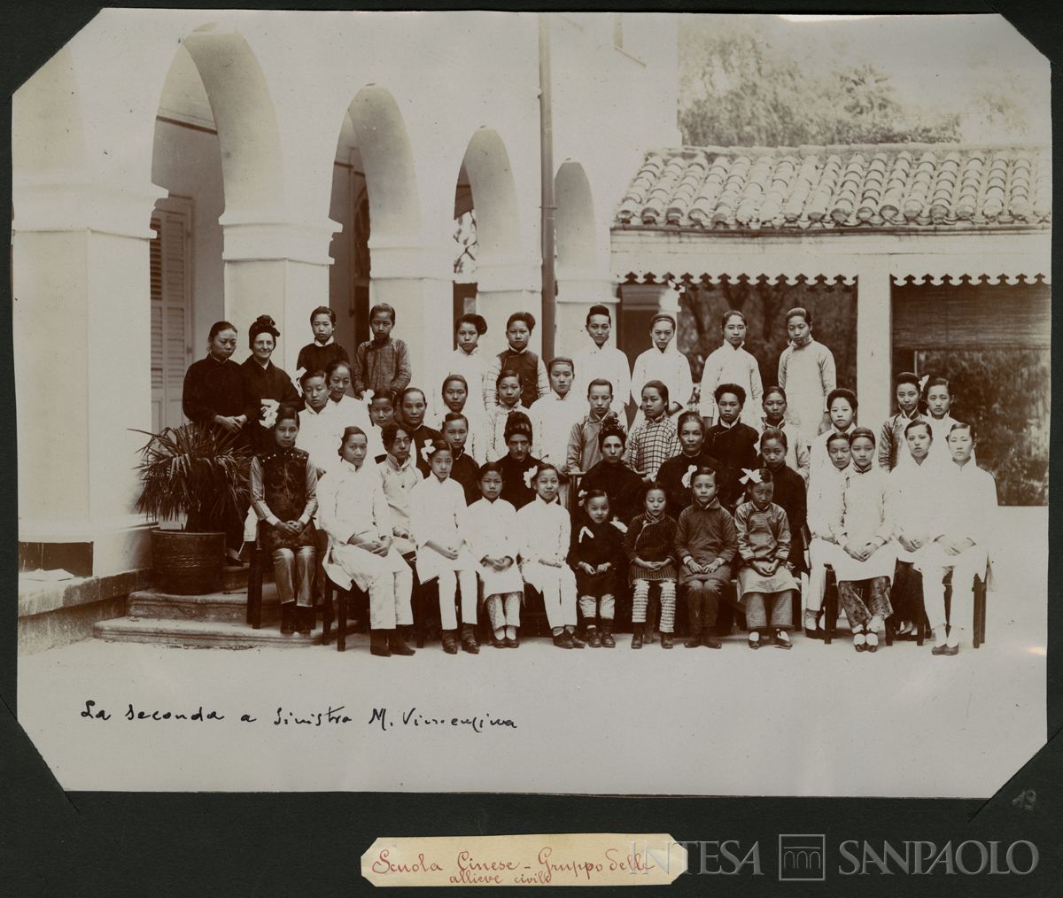 Istituto Canossiano italiano a Han-Kow (Cina), scuola cinese: ritratto di gruppo delle allieve civili; seconda a sinistra M. Vincenzina, 1900 (fotografo sconosciuto)