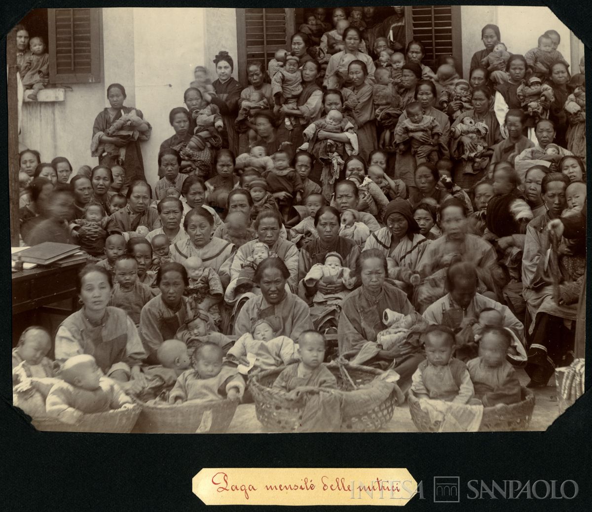 Istituto Canossiano italiano a Han-Kow (Cina), nutrici con bambini in posa per un ritratto di gruppo nel giorno di paga, 1900 (fotografo sconosciuto)