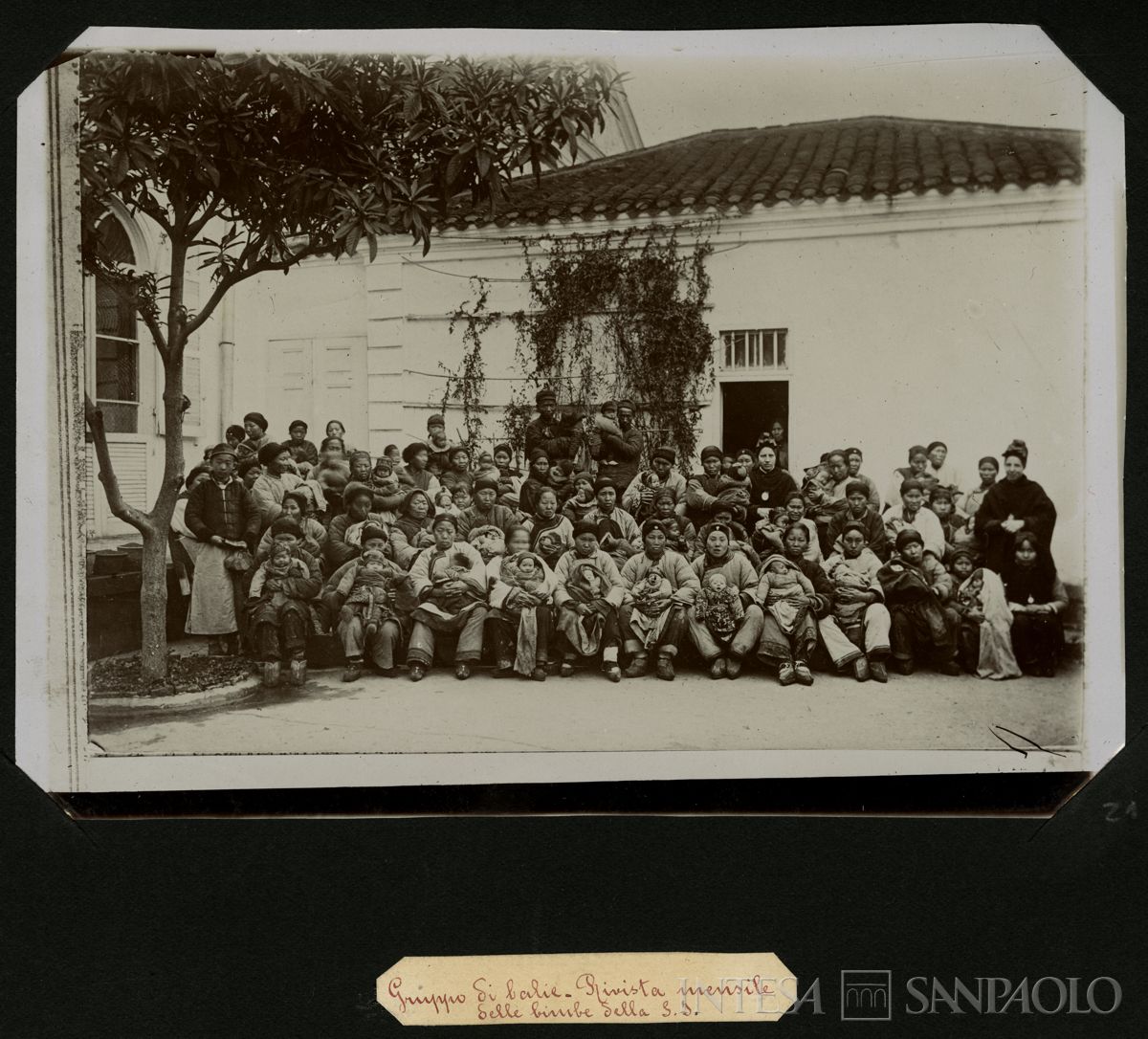 Istituto Canossiano italiano a Han-Kow (Cina), ritratto di gruppo delle balie con uomini e suore, 1900 (fotografo sconosciuto)