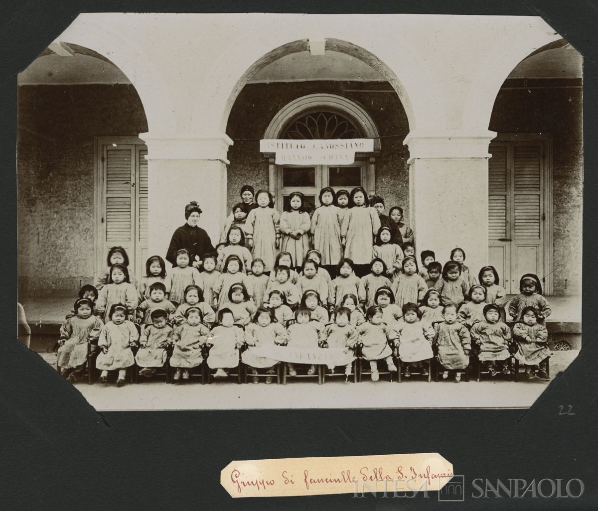 Istituto Canossiano italiano a Han-Kow (Cina), ritratto di gruppo delle bambine della Sant'Infanzia, 1900 (fotografo sconosciuto)