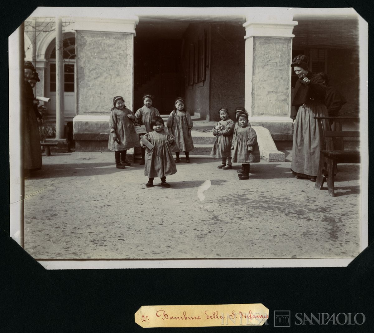 Istituto Canossiano italiano a Han-Kow (Cina), bambine della Sant'Infanzia all'aperto, 1900 (fotografo sconosciuto)