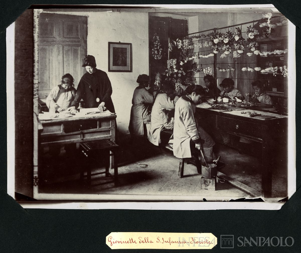 Istituto Canossiano italiano a Han-Kow (Cina), Sant'Infanzia: bambine in aula durante attività di fiorista, 1900 (fotografo sconosciuto)