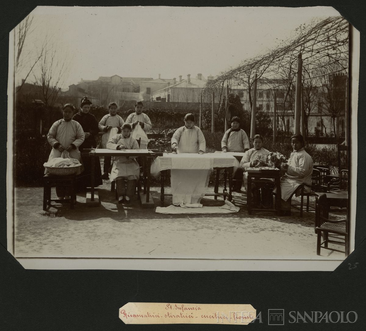 Istituto Canossiano italiano a Han-Kow (Cina), Sant'Infanzia: bambine all'esterno in posa durante attività di ricamo, stiro, cucito e fiorista, 1900 (fotografo sconosciuto)