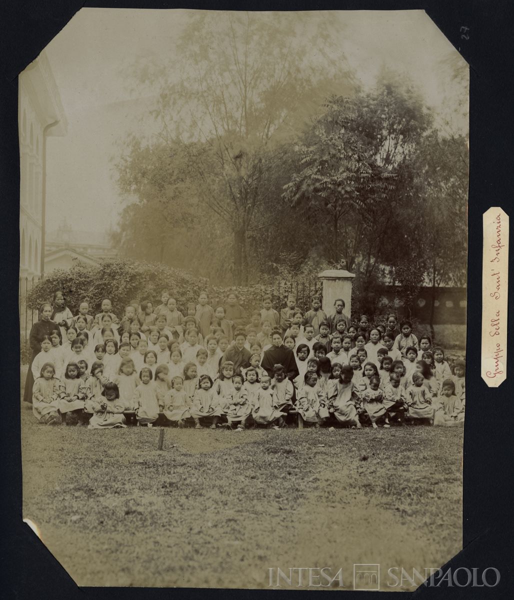 Istituto Canossiano italiano a Han-Kow (Cina), Sant'Infanzia: ritratto di gruppo all'esterno delle bambine e ragazze, con al centro M. Vincenzina, 1900 (fotografo sconosciuto)