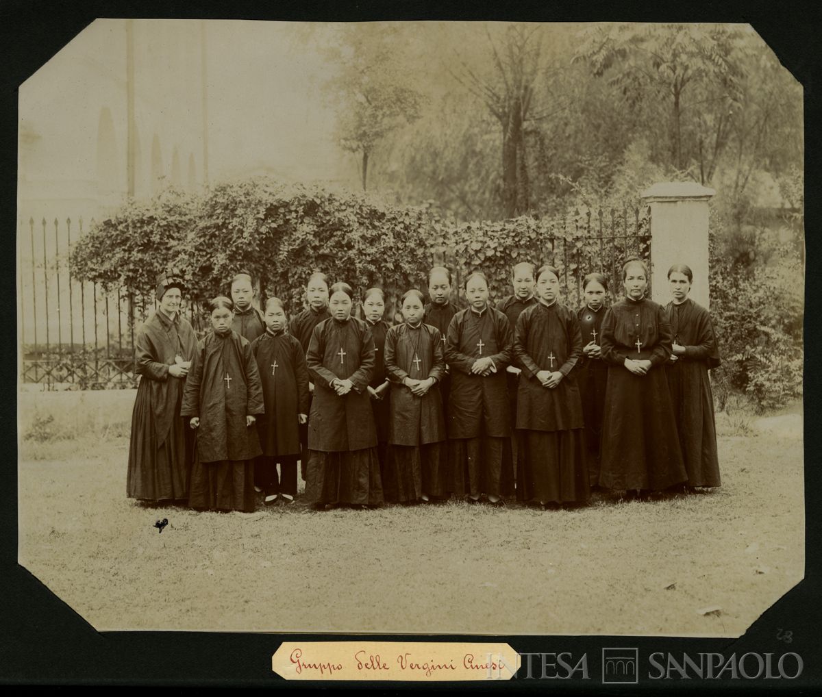 Istituto Canossiano italiano a Han-Kow (Cina): ritratto di gruppo di ragazze, le Vergini Cinesi, con a sinistra M. Vincenzina, 1900 (fotografo sconosciuto)