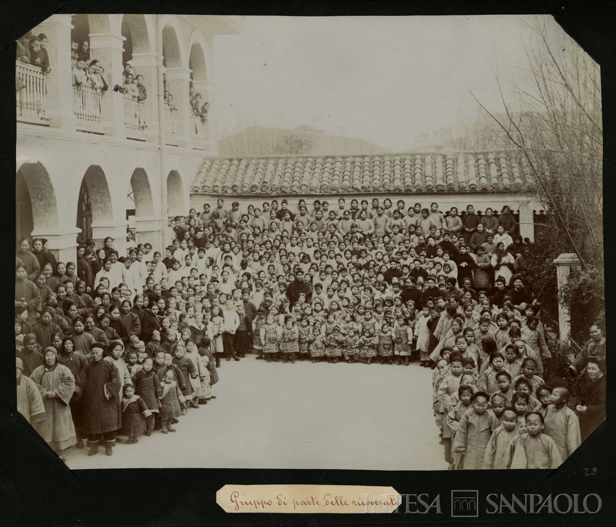 Istituto Canossiano italiano a Han-Kow (Cina): ritratto di gruppo di una parte delle ricoverate, 1900 (fotografo sconosciuto)
