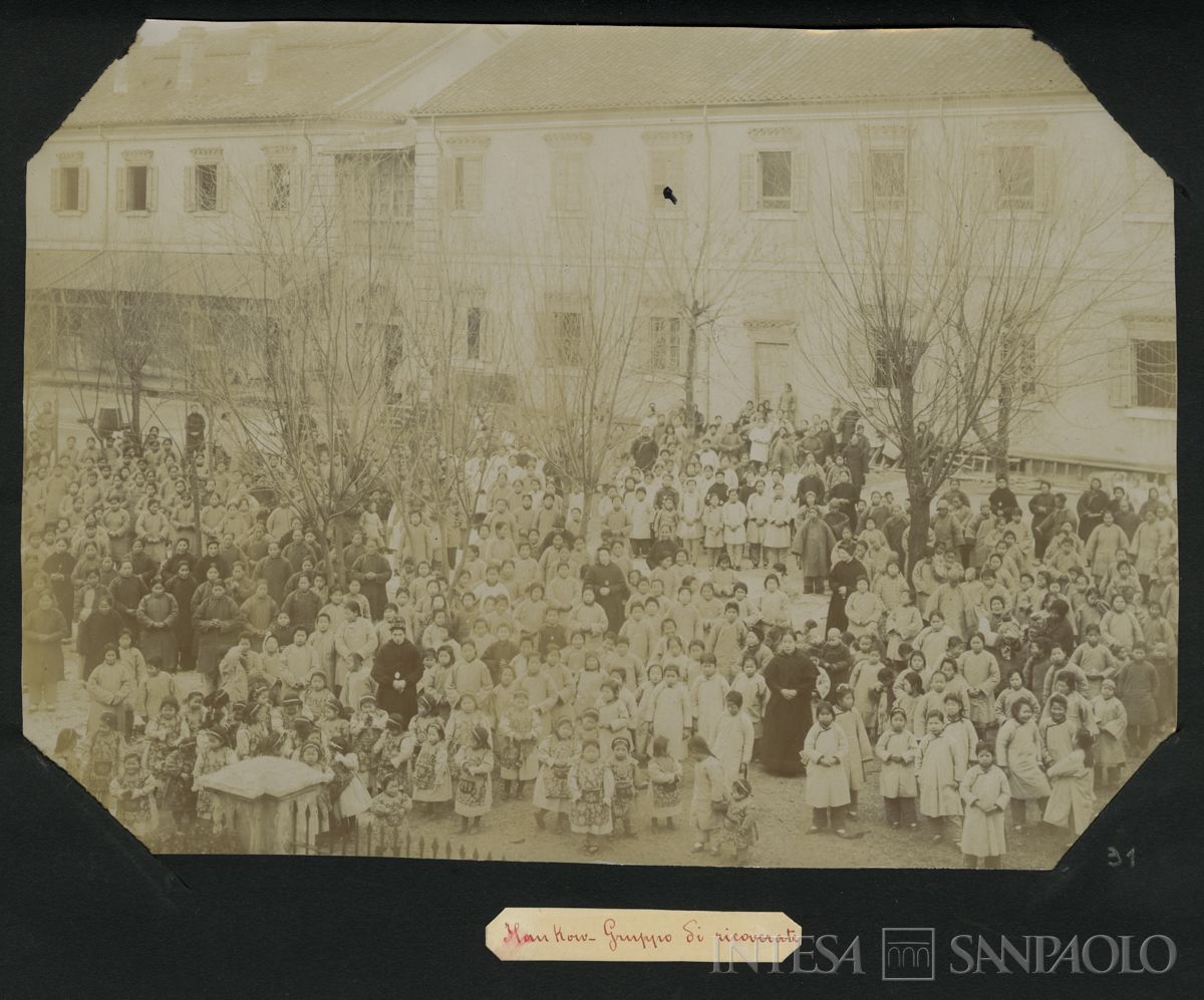 Istituto Canossiano italiano a Han-Kow (Cina): ritratto di gruppo di una parte delle ricoverate, 1900 (fotografo sconosciuto)
