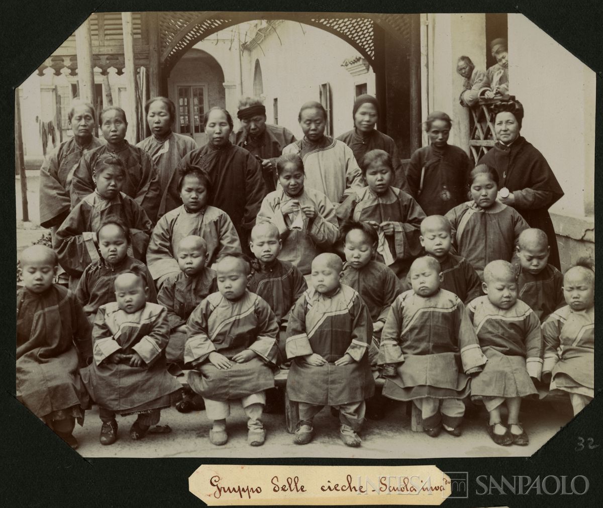 Istituto Canossiano italiano a Han-Kow (Cina), Scuola invalidi: ritratto di gruppo delle cieche, 1900 (fotografo sconosciuto)
