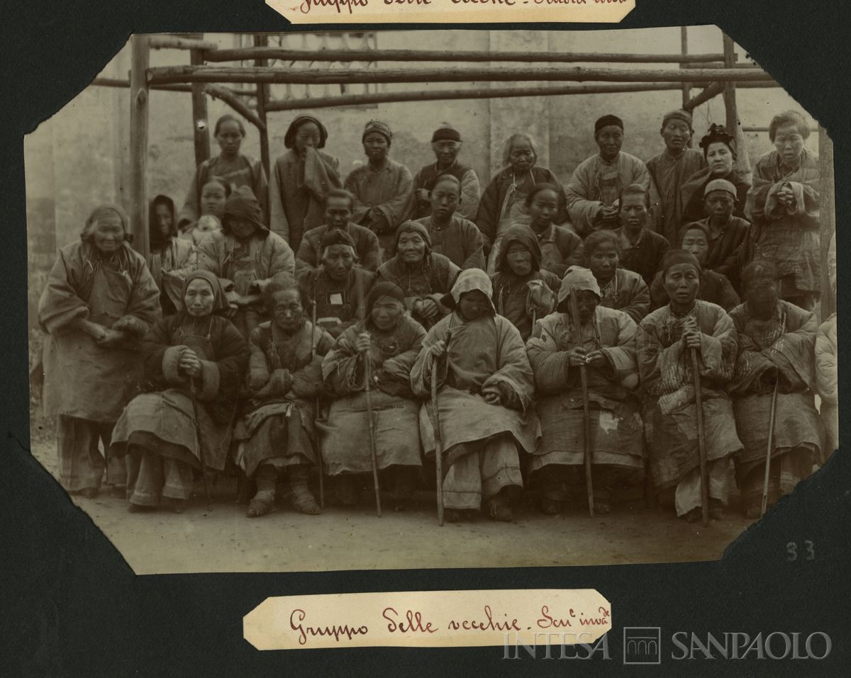 Istituto Canossiano italiano a Han-Kow (Cina), Scuola invalidi: ritratto di gruppo delle anziane, 1900 (fotografo sconosciuto)