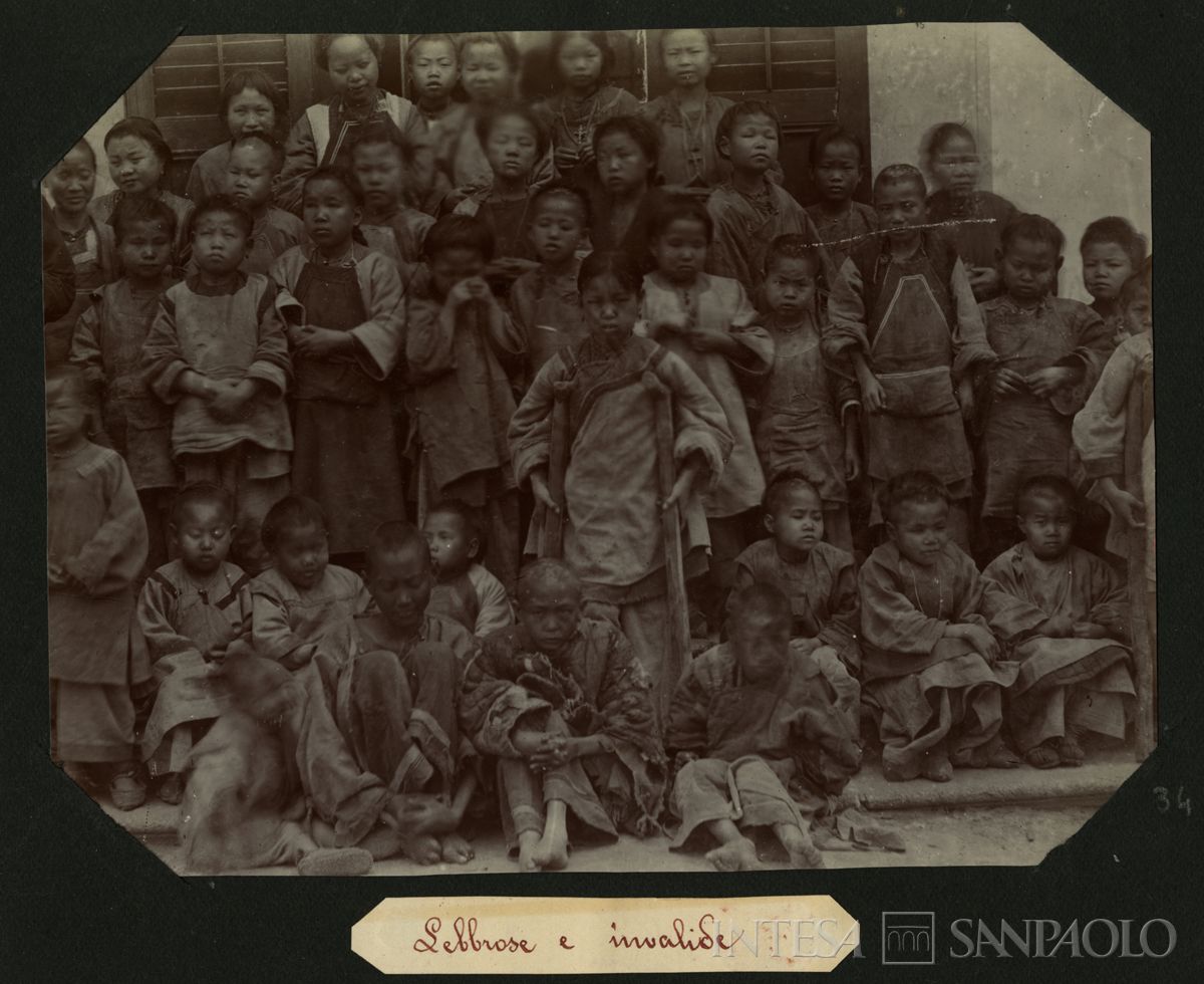 Istituto Canossiano italiano a Han-Kow (Cina), ritratto di gruppo delle lebbrose e invalide, 1900 (fotografo sconosciuto)