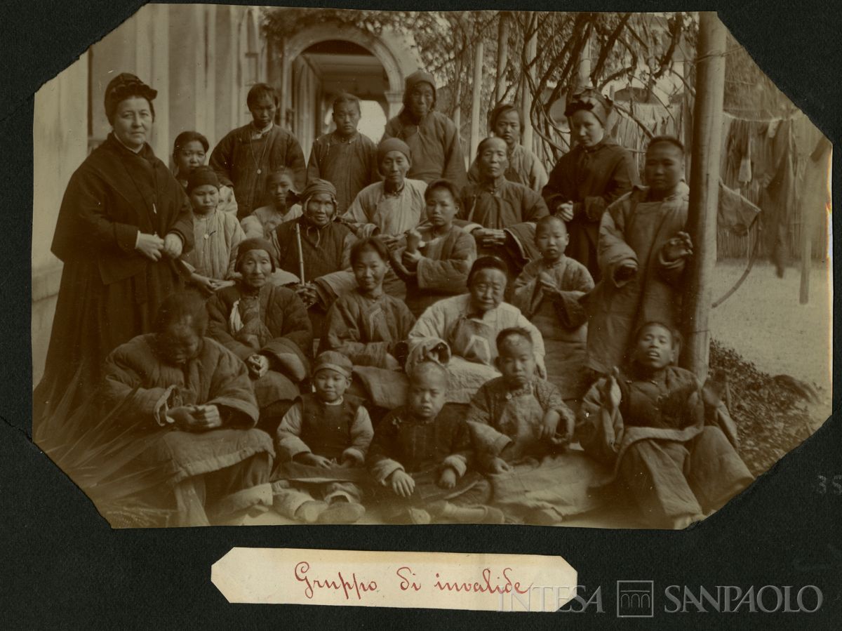 Istituto Canossiano italiano a Han-Kow (Cina), ritratto di gruppo delle invalide, 1900 (fotografo sconosciuto)