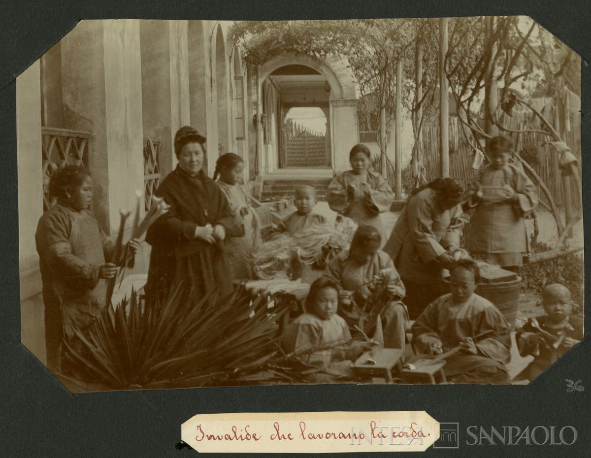 Istituto Canossiano italiano a Han-Kow (Cina), ritratto di gruppo delle invalide che lavorano la corda, 1900 (fotografo sconosciuto)