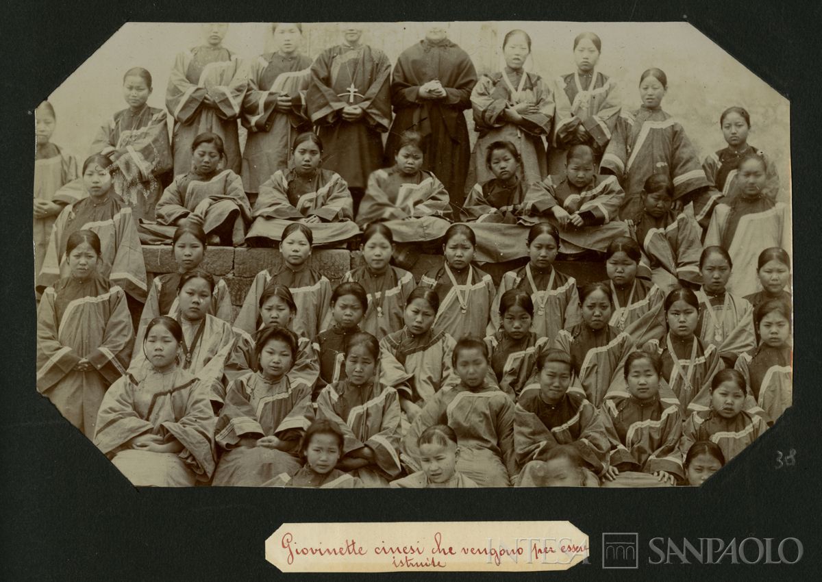 Istituto Canossiano italiano a Han-Kow (Cina), ritratto di gruppo delle bambine cinesi convenute per l'istruzione, 1900 (fotografo sconosciuto)