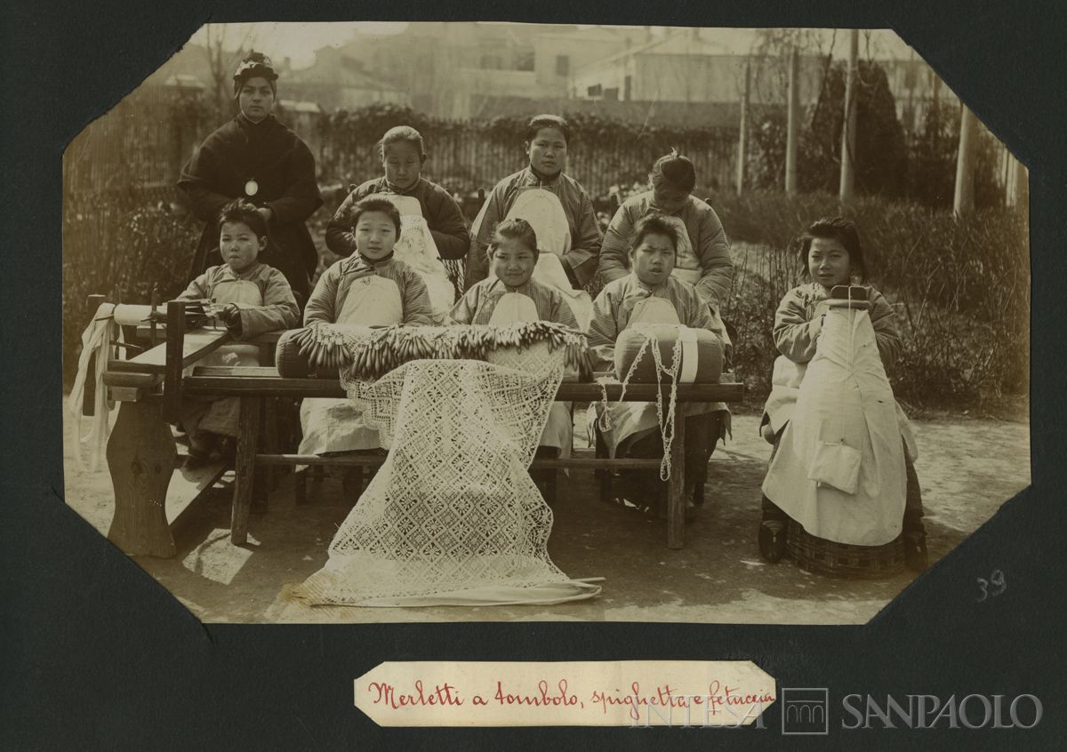 Istituto Canossiano italiano a Han-Kow (Cina), ritratto di bambine mentre realizzano merletti a tombolo, spighetta e fettuccia, 1900 (fotografo sconosciuto)