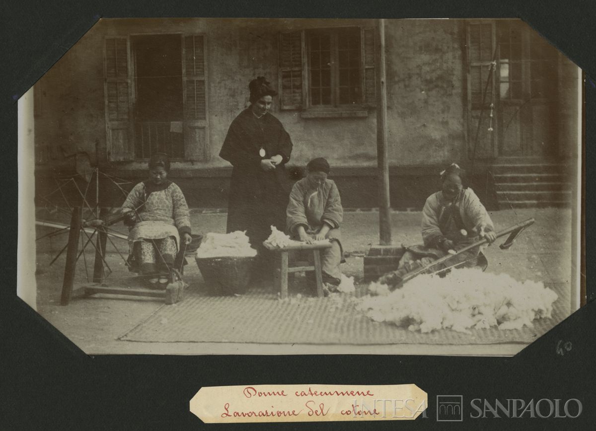 Istituto Canossiano italiano a Han-Kow (Cina), donne catecumene durante la lavorazione del cotone, 1900 (fotografo sconosciuto)