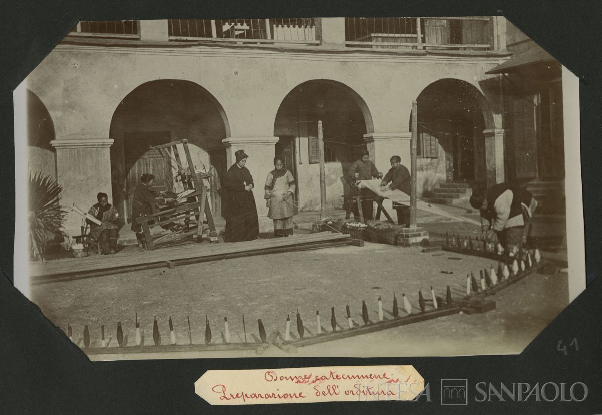 Istituto Canossiano italiano a Han-Kow (Cina), donne catecumene durante la preparazione dell'orditura, 1900 (fotografo sconosciuto)