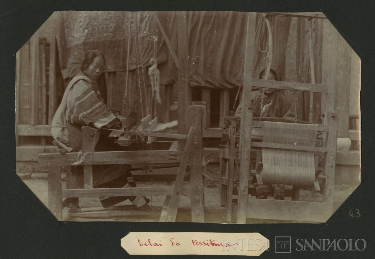 Istituto Canossiano italiano a Han-Kow (Cina), donne ai telai da tessitura, 1900 (fotografo sconosciuto)