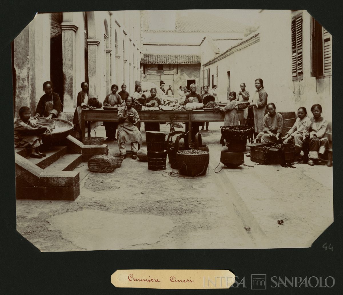 Istituto Canossiano italiano a Han-Kow (Cina), cuciniere cinesi, 1900 (fotografo sconosciuto)