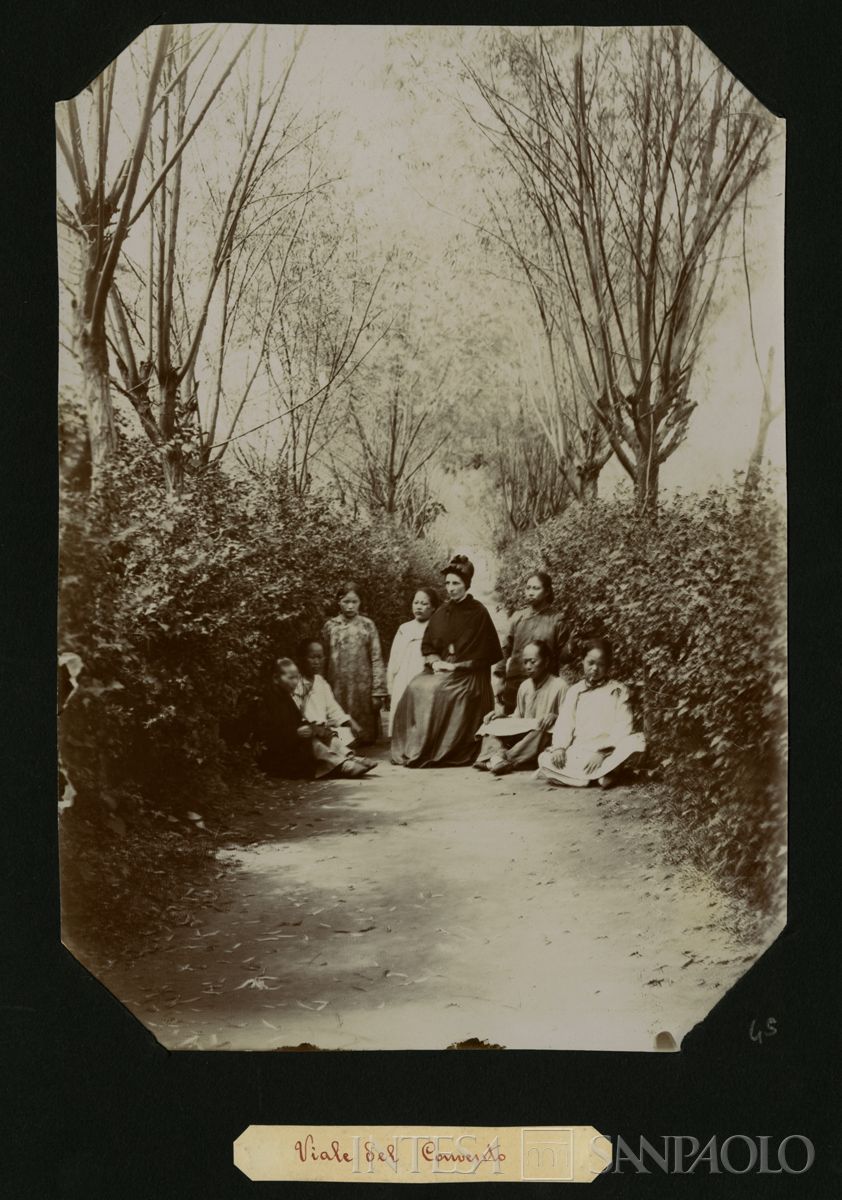Istituto Canossiano italiano a Han-Kow (Cina), donne sedute lungo il viale del convento, 1900 (fotografo sconosciuto)