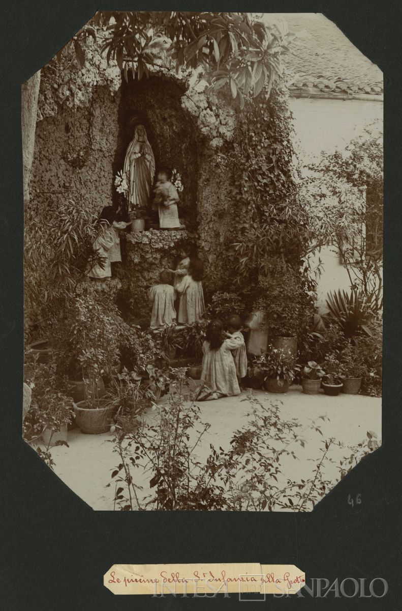 Istituto Canossiano italiano a Han-Kow (Cina), bambine della Sant'Infanzia alla grotta della statua della Madonna, 1900 (fotografo sconosciuto)