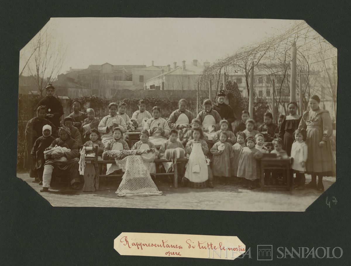 Istituto Canossiano italiano a Han-Kow (Cina), ritratto di gruppo con la rappresentanza di tutte le opere e attività svolte nella struttura, 1900 (fotografo sconosciuto)