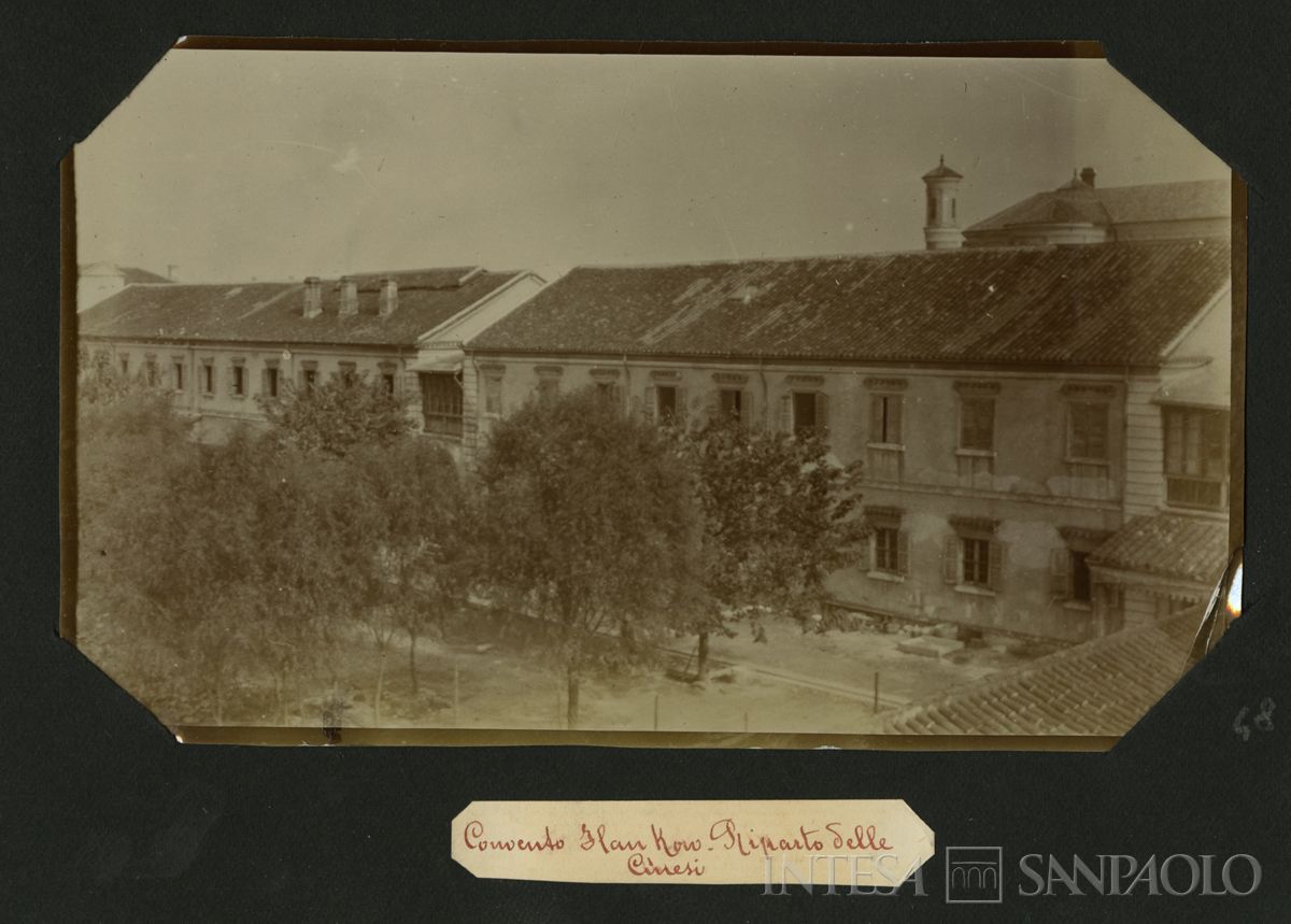 Istituto Canossiano italiano a Han-Kow (Cina), vista del reparto delle cinesi del Convento, 1900 (fotografo sconosciuto)