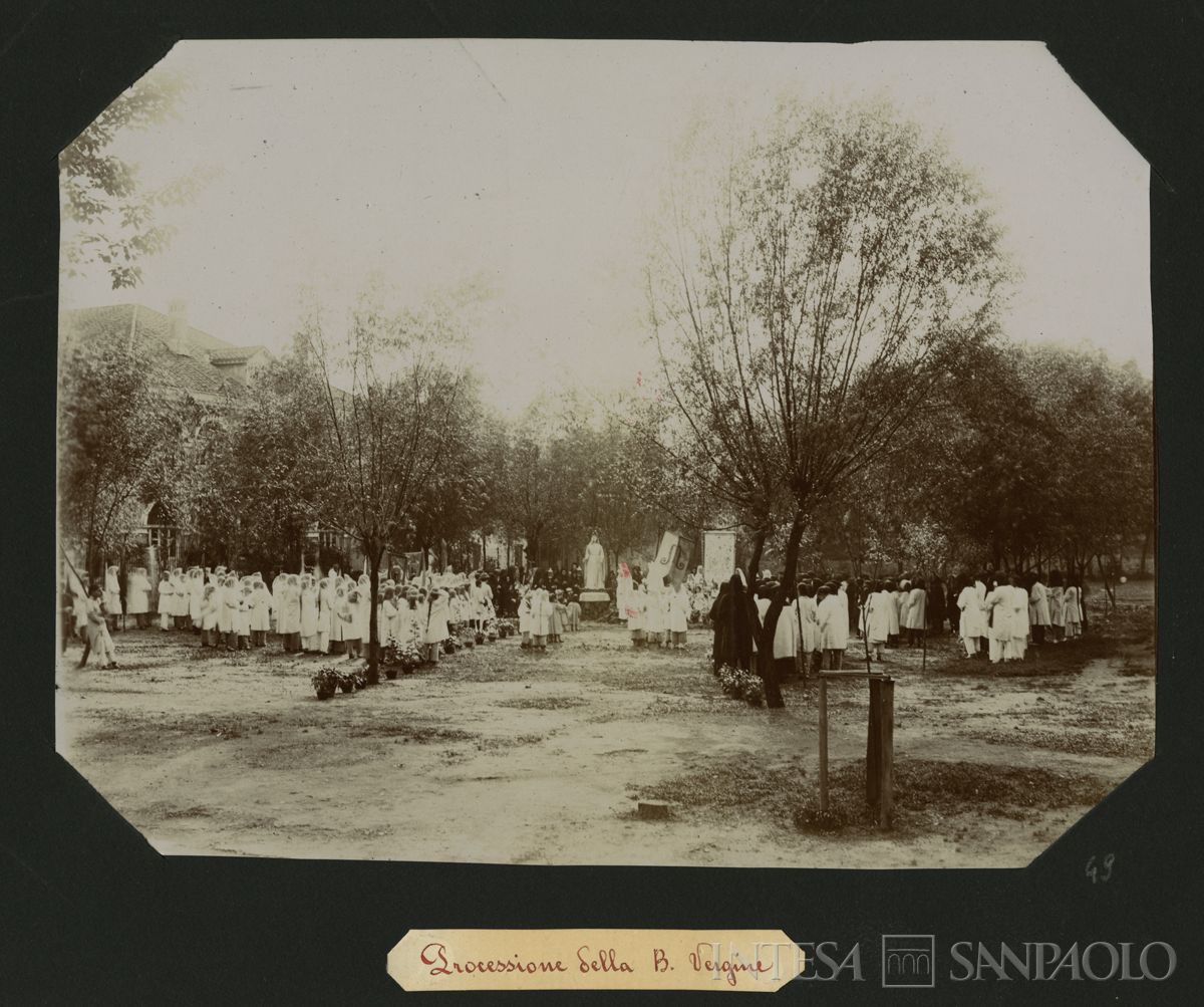 Istituto Canossiano italiano a Han-Kow (Cina), processione della Beata Vergine, 1900 (fotografo sconosciuto)