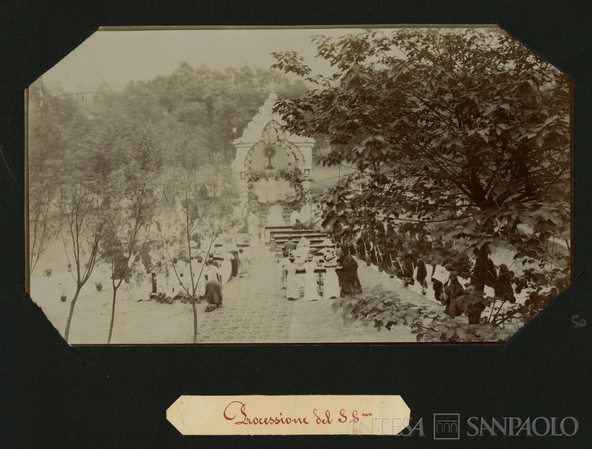 Istituto Canossiano italiano a Han-Kow (Cina), processione del Santissimo Sacramento, 1900 (fotografo sconosciuto)