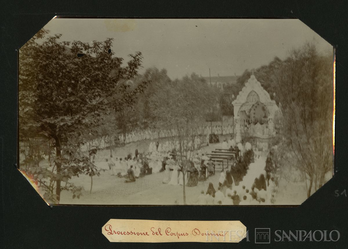 Istituto Canossiano italiano a Han-Kow (Cina), processione del Corpus Domini, 1900 (fotografo sconosciuto)