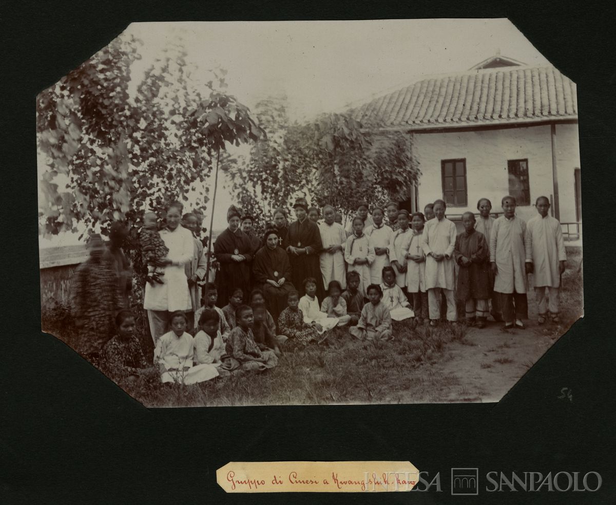 Istituto Canossiano italiano a Han-Kow (Cina), gruppo di cinesi nel giardino di Koang-Shihkang, 1900 (fotografo sconosciuto)