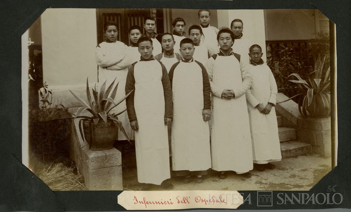 Istituto Canossiano italiano a Han-Kow (Cina), infermieri dell'ospedale, 1900 (fotografo sconosciuto)