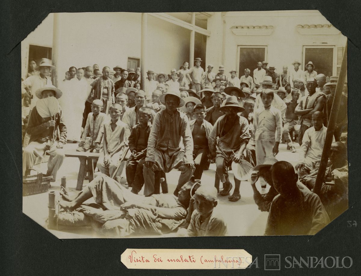 Istituto Canossiano italiano a Han-Kow (Cina), visita dei malati all'ospedale, 1900 (fotografo sconosciuto)