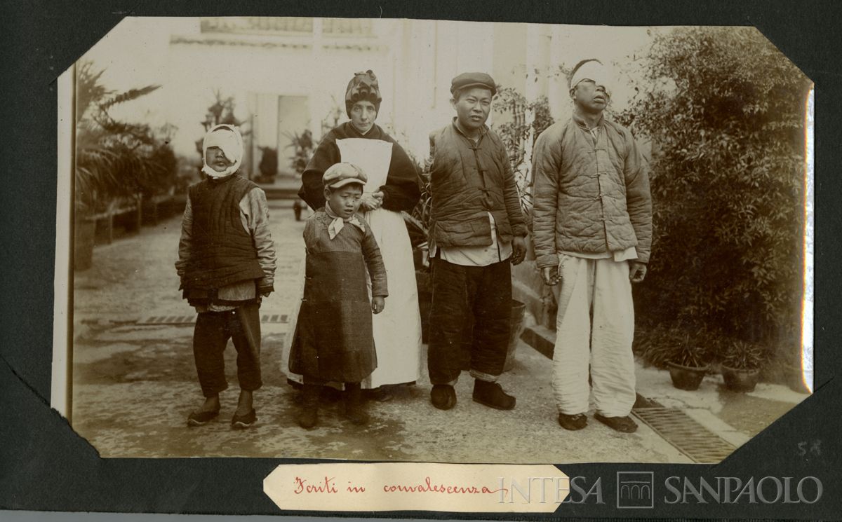 Istituto Canossiano italiano a Han-Kow (Cina), feriti in convalescenza all'ospedale, 1900 (fotografo sconosciuto)